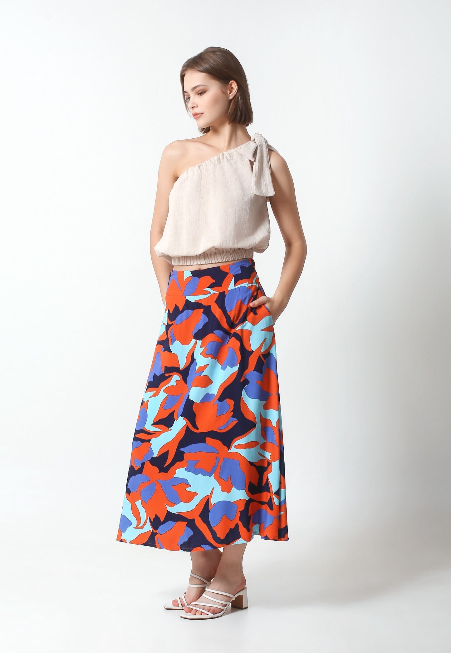 Step into the spotlight of summer fashion with our Cotton Linen one-shoulder crop top, a statement piece that effortlessly combines comfort and style. Made with breathable, light Cotton Linen.