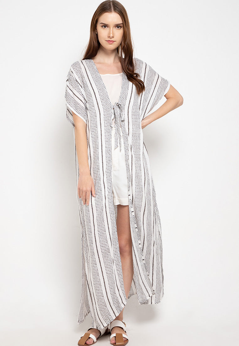 Light Maxi Outer style to complete your daily outfit.