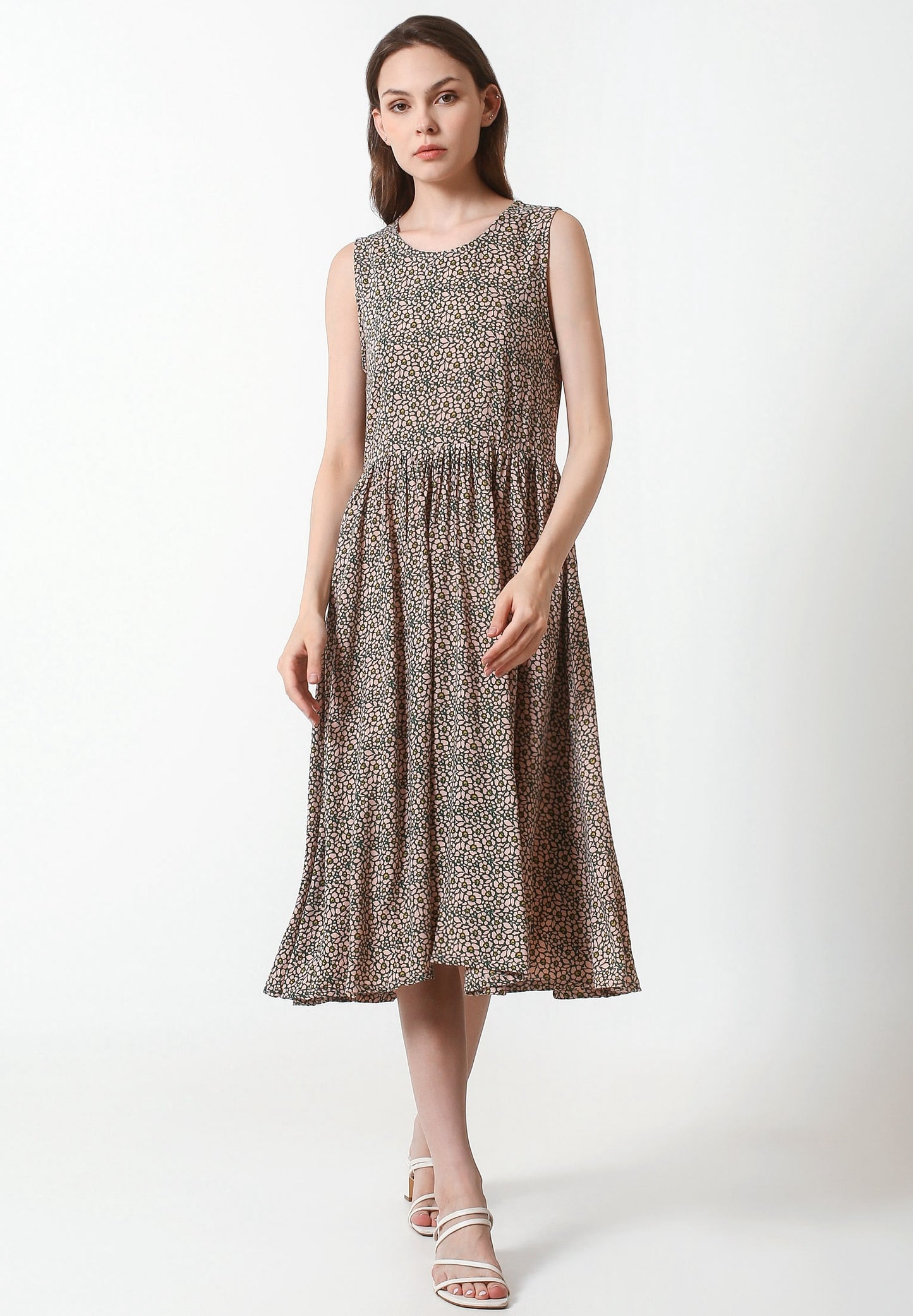 A classic style of midi dress, with the zipper at the back and one pocket on each side.