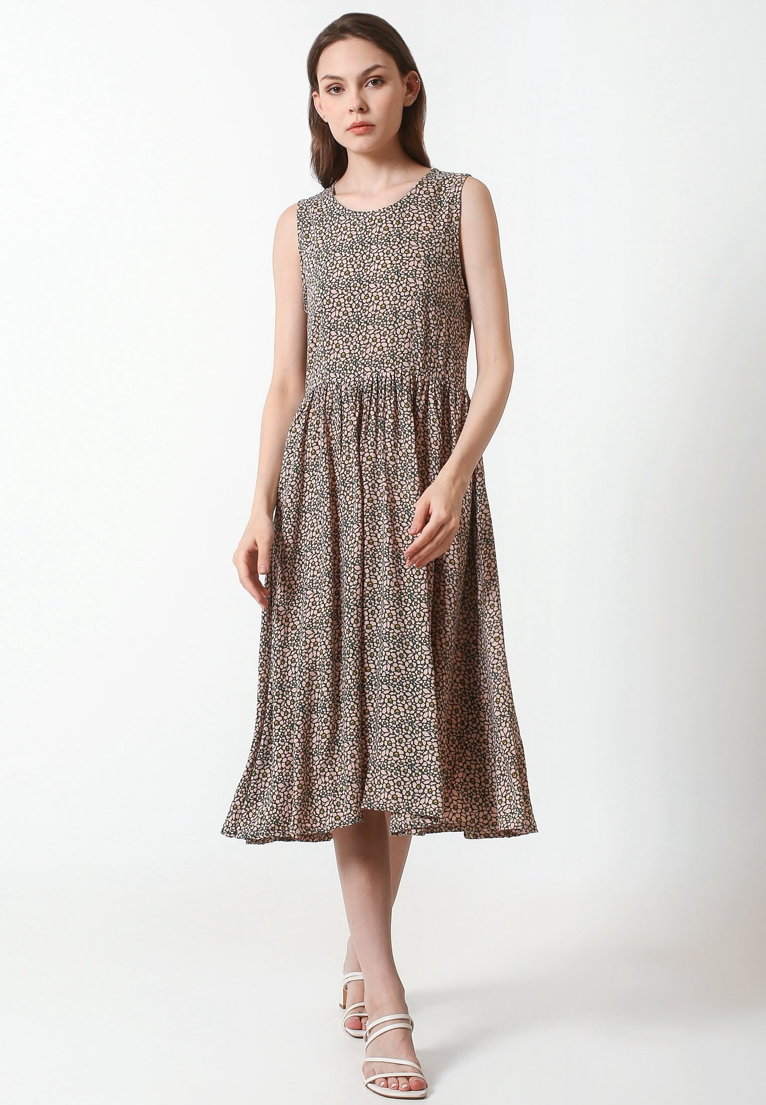 A classic style of midi dress, with the zipper at the back and one pocket on each side.