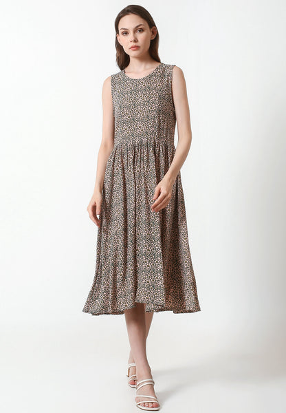 A classic style of midi dress, with the zipper at the back and one pocket on each side.