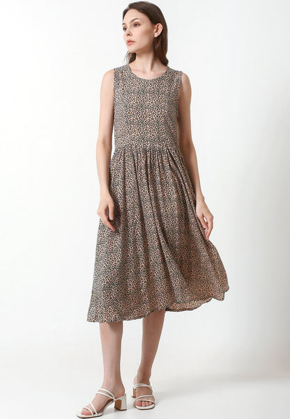 A classic style of midi dress, with the zipper at the back and one pocket on each side.