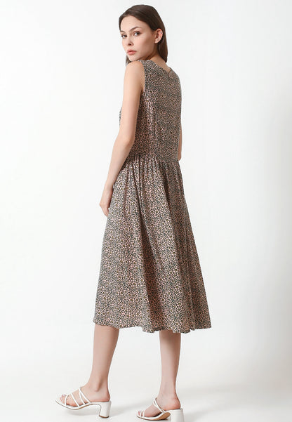 A classic style of midi dress, with the zipper at the back and one pocket on each side.