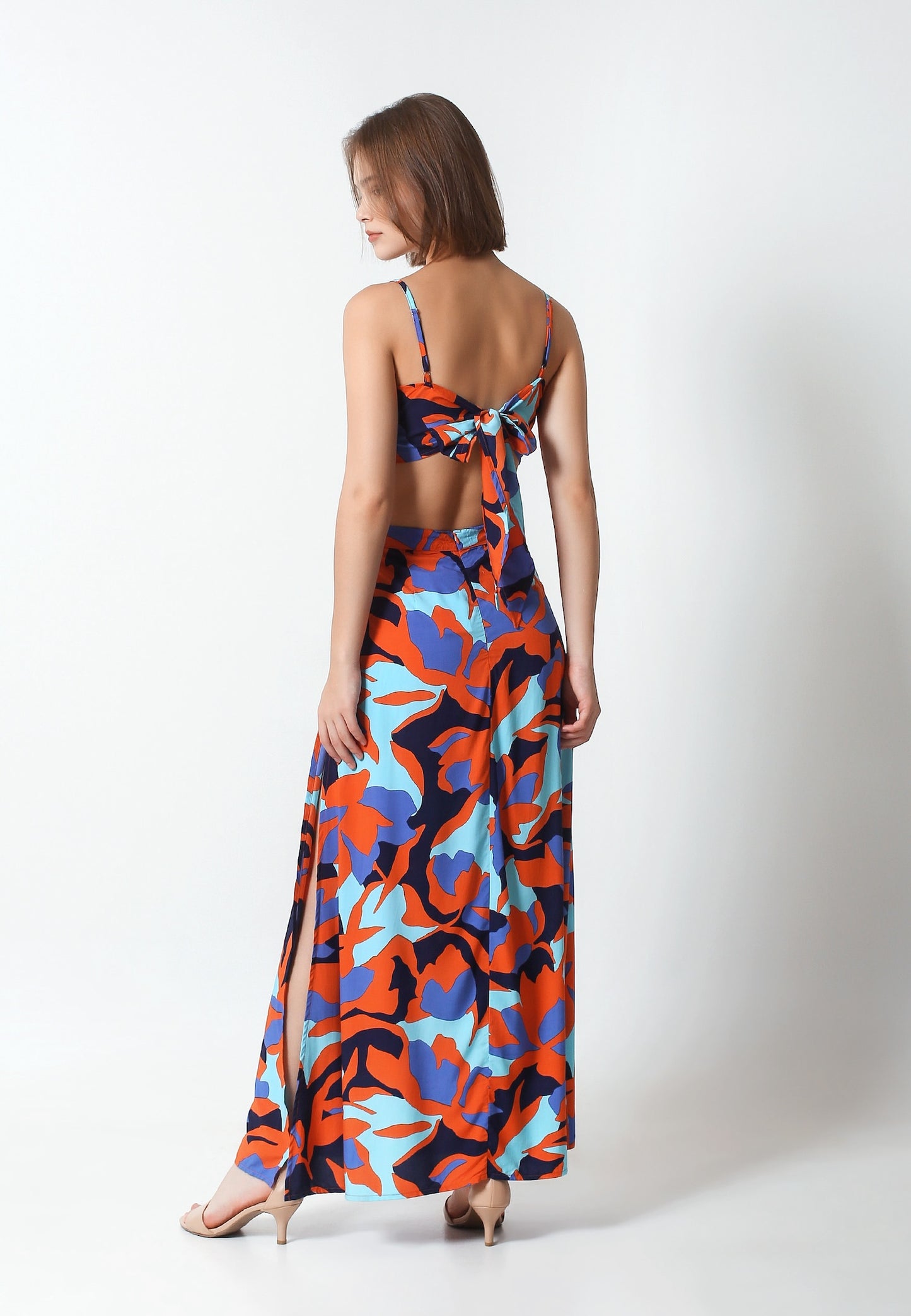 Sustainable Chic: Crafted from eco-friendly rayon viscose, the Mere Maxi reflects our commitment to sustainability without compromising on quality or style. Vibrant Prints: Available in a variety of eye-catching prints, each inspired by the beauty of tropical landscapes, the Mere Maxi adds a touch of exotic flair to your summer wardrobe. Versatile Appeal: From beachside lounging to sunset strolls, this maxi dress is the perfect ensemble for your summer vacation, exuding both comfort and sophistication.