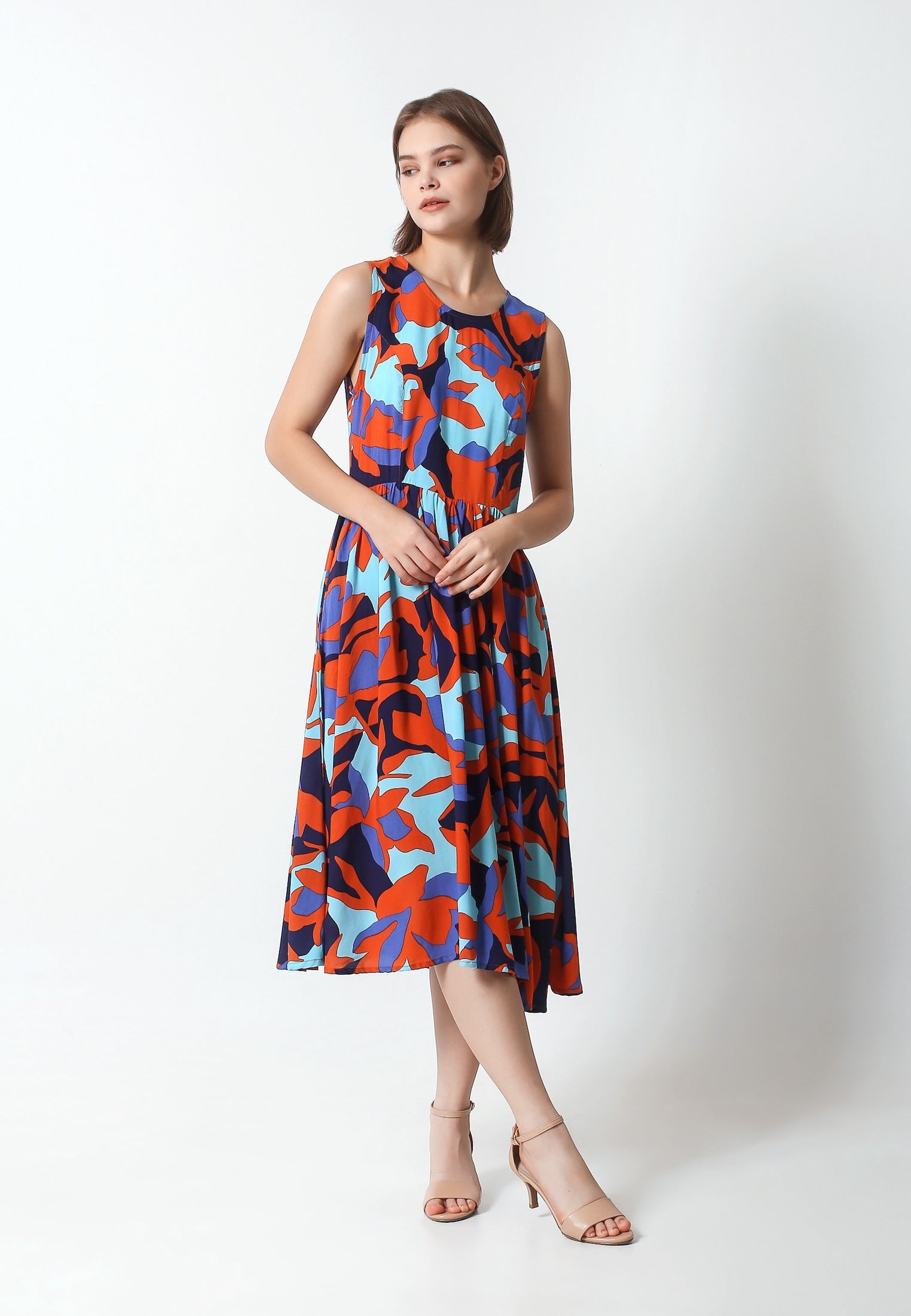 A classic style of midi dress, with the zipper at the back and one pocket on each side.