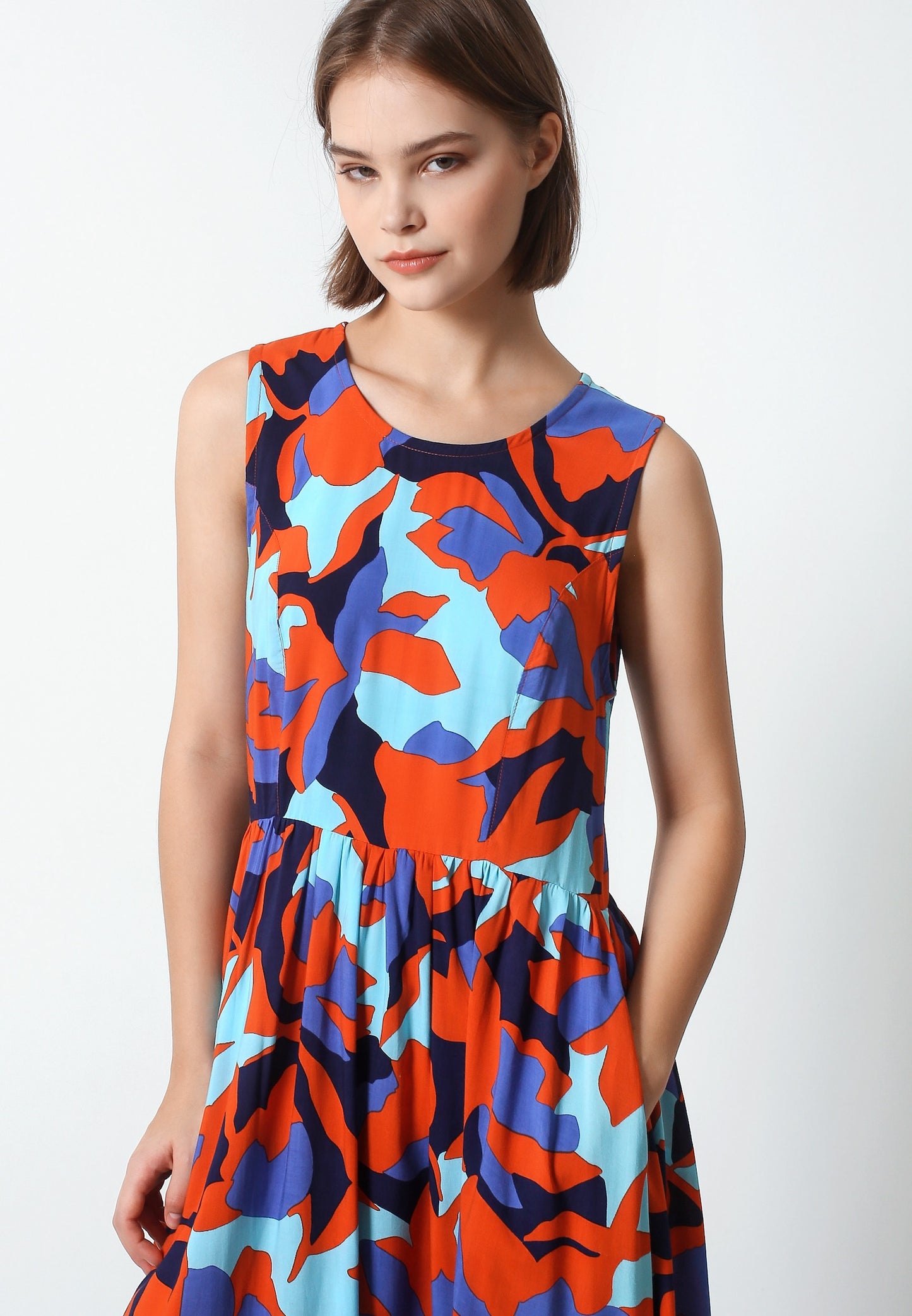 A classic style of midi dress, with the zipper at the back and one pocket on each side.