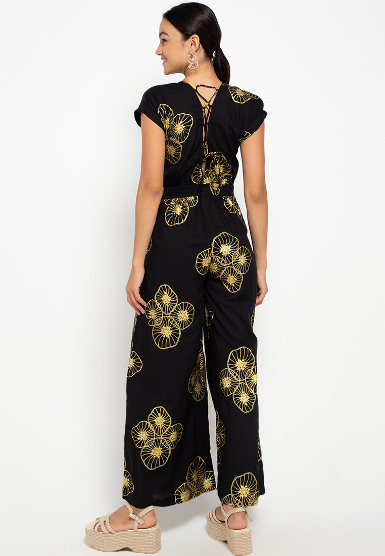 Made from sustainable viscose fabric, this jumpsuit not only looks good but also feels good knowing it's environmentally friendly. Perfect for those who appreciate both fashion and eco-consciousness.