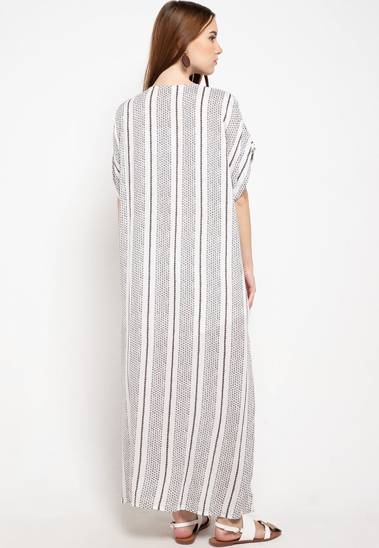 Light Maxi Outer style to complete your daily outfit.