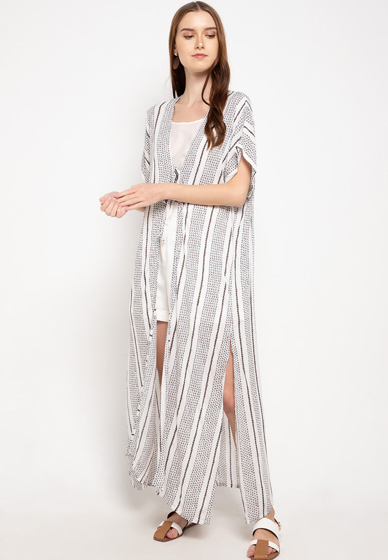 Light Maxi Outer style to complete your daily outfit.