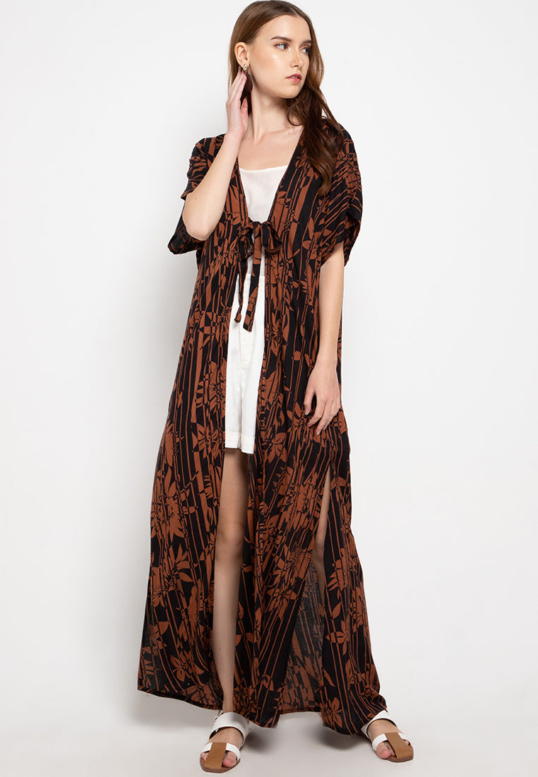 Light Maxi Outer style to complete your daily outfit.