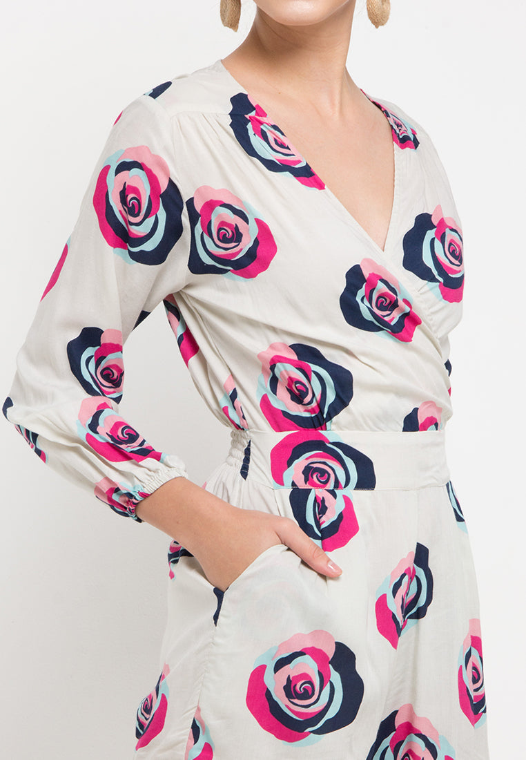 This playsuit features a flattering silhouette that accentuates your curves while offering freedom of movement, have zipper at the back and side pockets