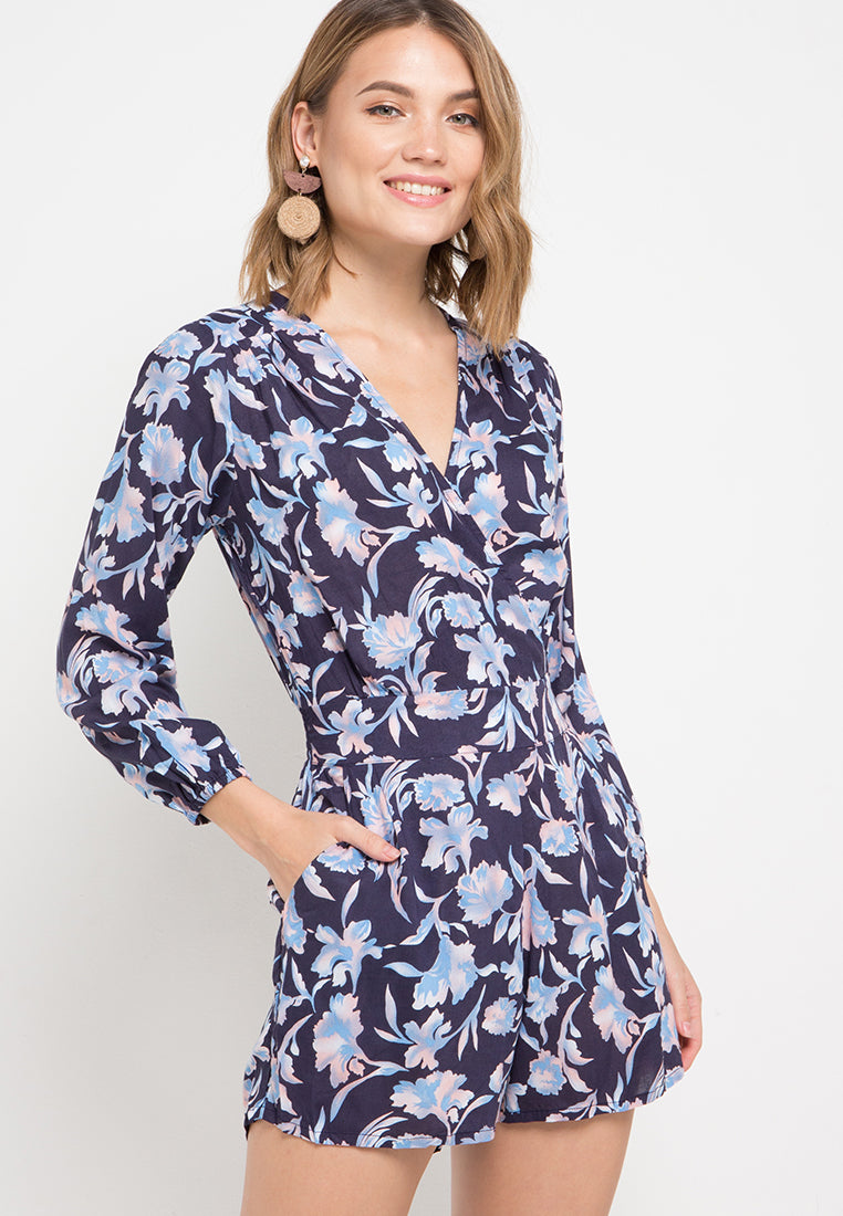 This playsuit features a flattering silhouette that accentuates your curves while offering freedom of movement, have zipper at the back and side pockets