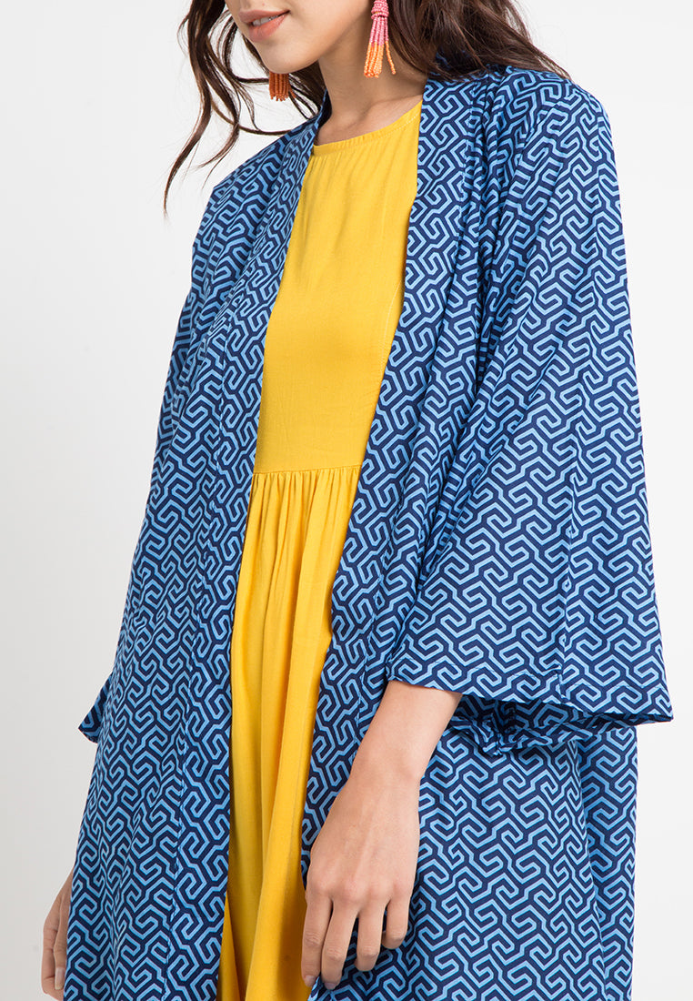 Introducing our versatile Light Outer/Kimono style piece, the perfect addition to complete your daily outfit with effortless flair. Crafted with delicate fabrics and featuring an airy kimono-style design, this outer layer adds a touch of elegance and sophistication to any ensemble.