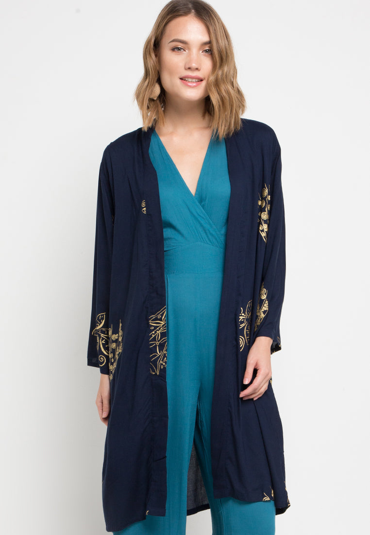 Introducing our versatile Light Outer/Kimono style piece, the perfect addition to complete your daily outfit with effortless flair. Crafted with delicate fabrics and featuring an airy kimono-style design, this outer layer adds a touch of elegance and sophistication to any ensemble.