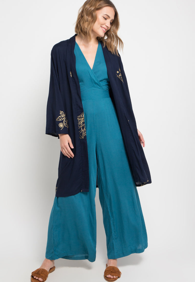 Introducing our versatile Light Outer/Kimono style piece, the perfect addition to complete your daily outfit with effortless flair. Crafted with delicate fabrics and featuring an airy kimono-style design, this outer layer adds a touch of elegance and sophistication to any ensemble.