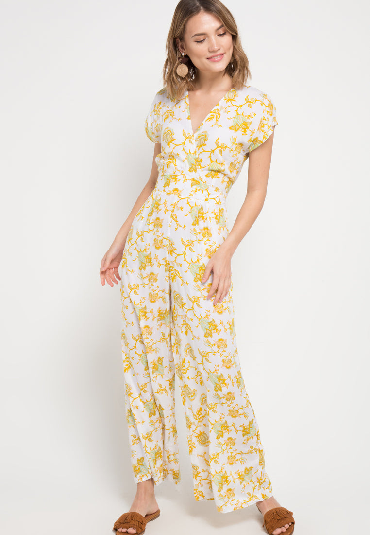 Made from sustainable viscose fabric, this jumpsuit not only looks good but also feels good knowing it's environmentally friendly. Perfect for those who appreciate both fashion and eco-consciousness.