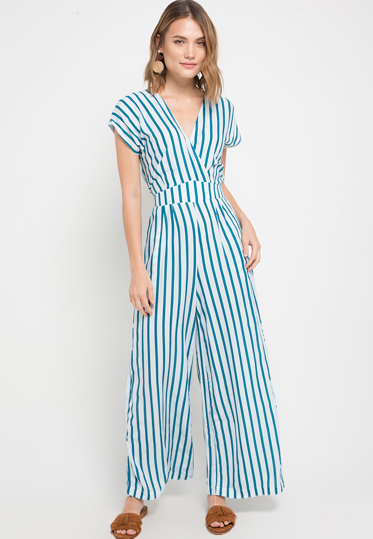 Made from sustainable viscose fabric, this jumpsuit not only looks good but also feels good knowing it's environmentally friendly. Perfect for those who appreciate both fashion and eco-consciousness.