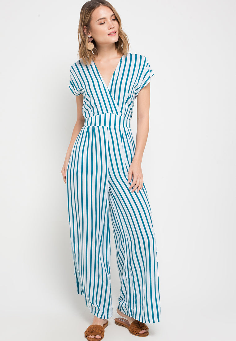 Made from sustainable viscose fabric, this jumpsuit not only looks good but also feels good knowing it's environmentally friendly. Perfect for those who appreciate both fashion and eco-consciousness.